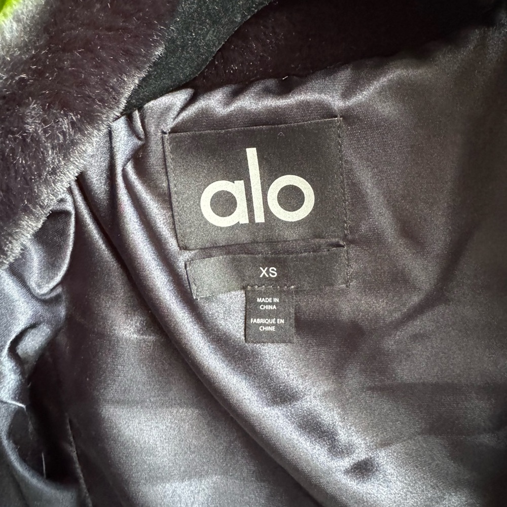 ALO Yoga Women's Plush Black Teddy Jacket - Picture 3 of 5